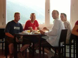 Frühstücksbuffet in der Jugendherberge Davos.